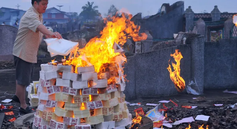 Asal Mula Tradisi Bakar Uang Kertas Saat Upacara Kematian
