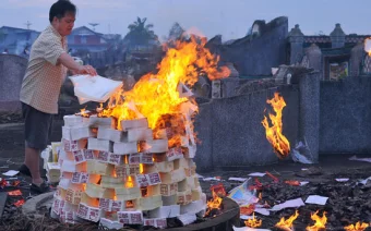 Asal Mula Tradisi Bakar Uang Kertas Saat Upacara Kematian